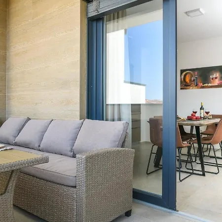 Dora Fuer 4 Personen Und 1 Kind Apartmán Pula